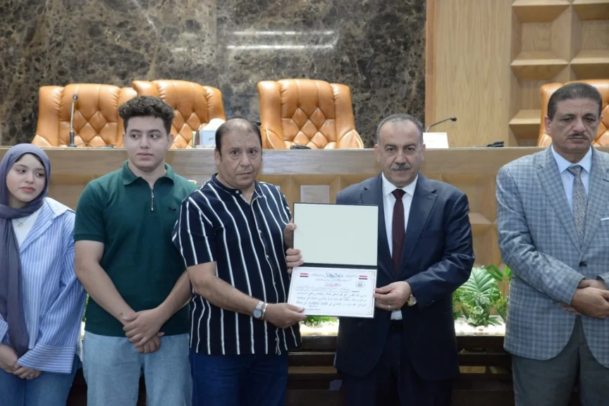 بالصور .. محافظ أسيوط يكرم رموزاً إعلامية ومواهب شبابية ورواد ابتكار في جلسة استثنائية للمجلس التنفيذي