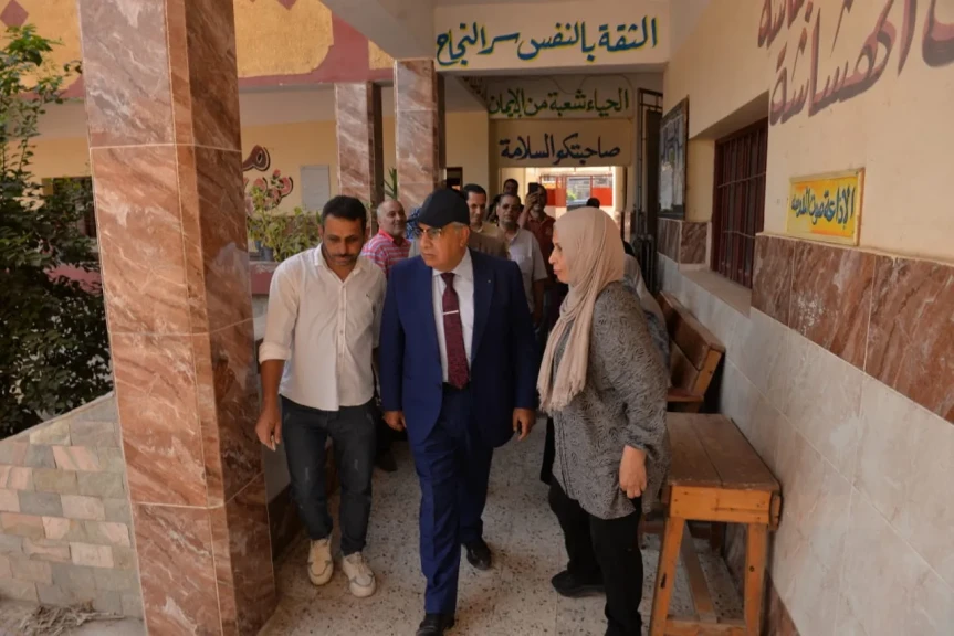شاهد بالصور .. محافظ الدقهلية في جولة مفاجئة بمدرسة منية محلة دمنة للتعليم الأساسي للتأكد من جاهزيتها للعام الدراسي الجديد