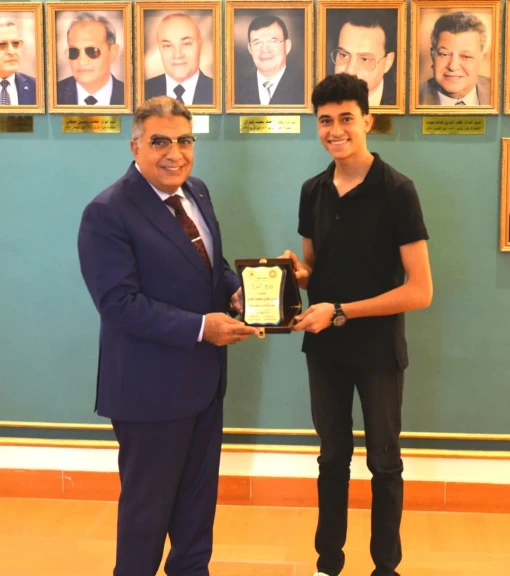 بالصور .. محافظ الدقهلية يكرّم الطالب مروان المغازي الأول على مستوى المحافظة في الدبلوم الفني الصناعي