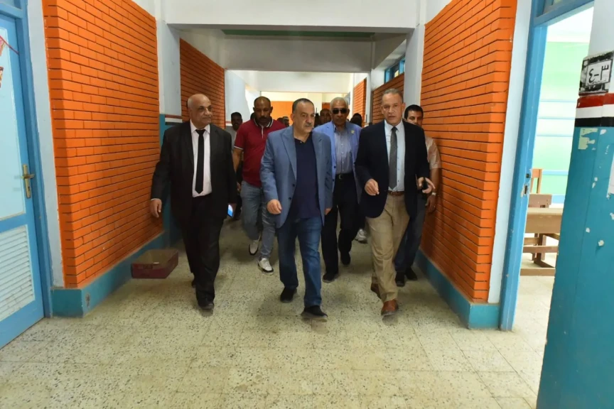 استقبالاً للعام الدراسى الجديد مدير تعليم أسيوط يعلن دعم المحافظة بـ 25 الف مقعد للمدارس الجديدة وتنفيذ مبادرة” تدوير وإصلاح الرواكد ” بكافة الادارات التعليمية