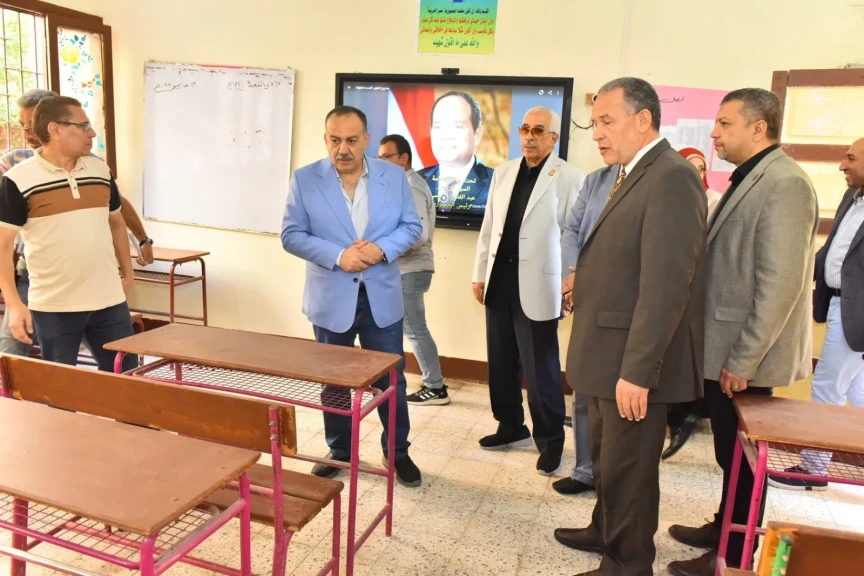 شاهد بالصور .. محافظ أسيوط يستكمل متابعته لاستعدادات المدارس للعام الدراسي الجديد بمدارس حي شرق ومركز الفتح