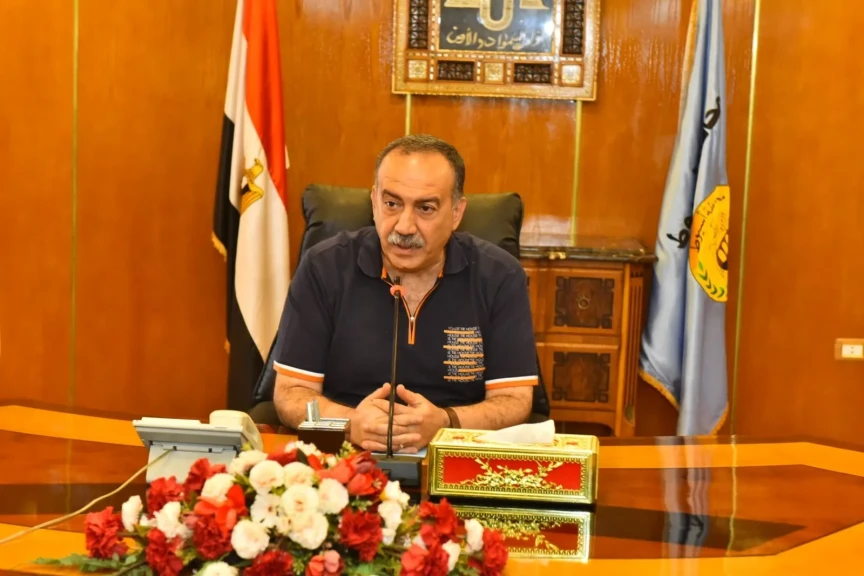 محافظ أسيوط يجتمع مع رؤساء المراكز ومديري المديريات الخدمية لتوحيد الجهود وتنفيذ مشروعات تنموية رائدة