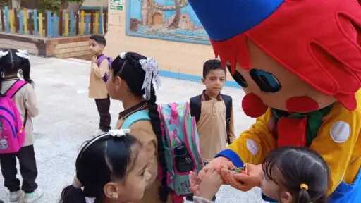 شاهد ..البلياتشو والعرائس توزع الحلوي...