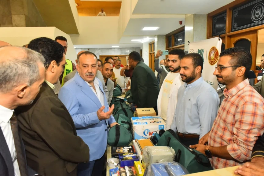 تحت شعار ”حرفتك .. فرصتك” محافظ أسيوط يسلم شهادات التخرج وحقائب مهنية لخريجي البرامج التدريبية بالتعاون مع ”مصر الخير”