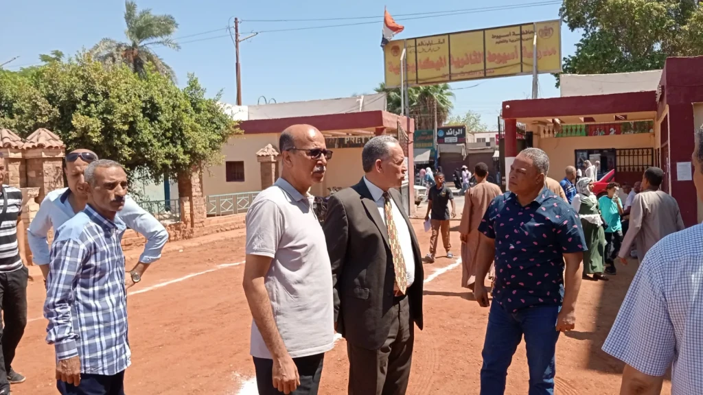 حرصاً على انطلاق عام دراسي منضبط وكيل وزارة التعليم بأسيوط يتفقد بعض المدارس قبيل انطلاق الدراسة غدا بمدارس المحافظة