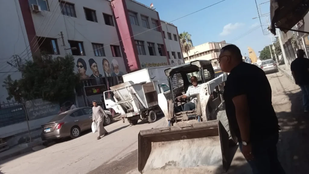 محافظ الدقهلية: - رفع 620 طن مخلفات بلدية ونواتج هدم وأتربة بميت غمر