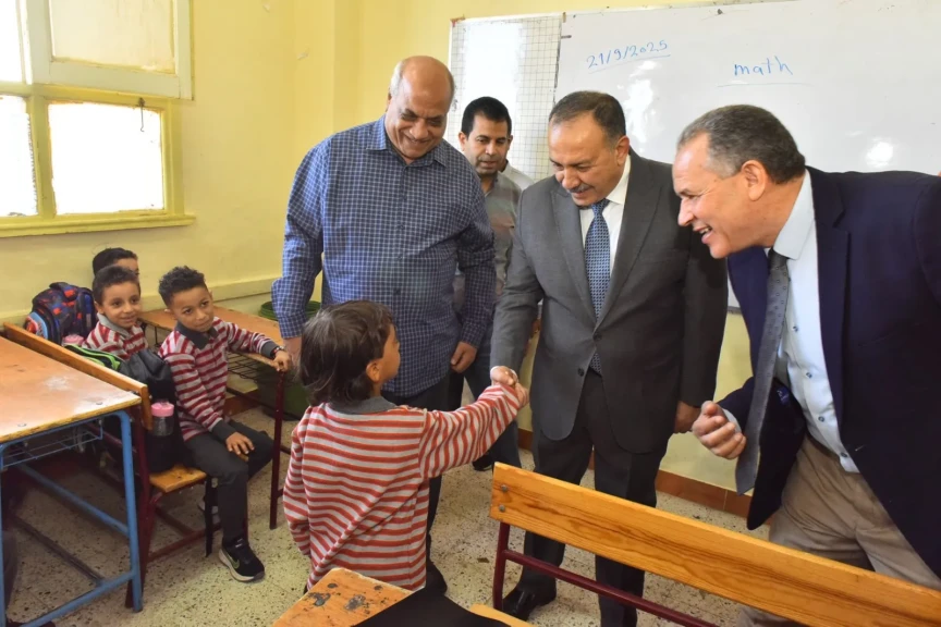 محافظ أسيوط يتفقد المدارس في أول أيام الدراسة ويهنئ الطلاب بالعام الجديد ويؤكد جاهزية المدارس لاستقبال أكثر من مليون طالب