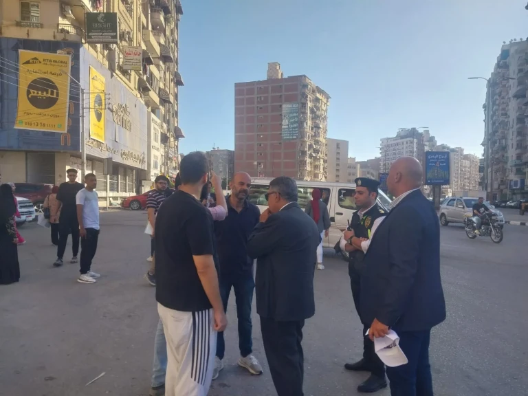 محافظ الدقهلية في جولة مفاجئة بموقف قولنجيل للتأكد من توافر سيارات النقل الجماعي والسرفيس لنقل الطلاب والمواطنين في أول أيام العام الدراسي
