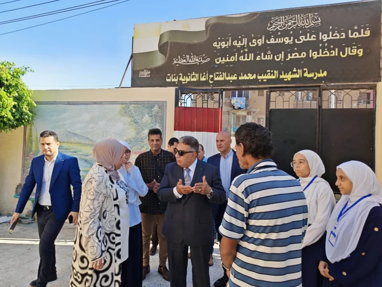 بالصور .. محافظ الدقهلية في جولة مفاجئة بمدرسة الشهيد محمد عبد الفتاح آغا الثانوية بنات بطلخا لمتابعة انتظام العملية التعليمية