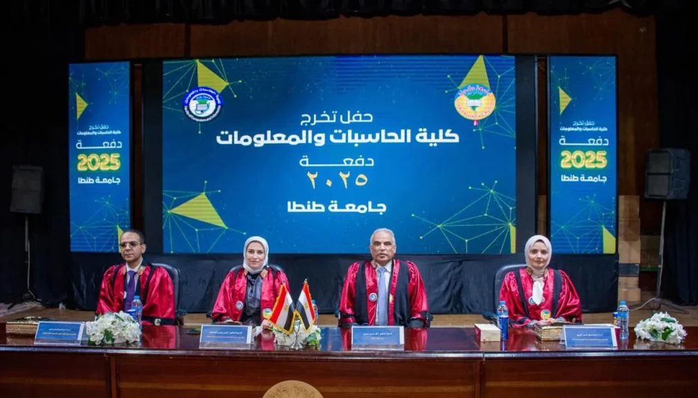 الدكتور محمد حسين يشهد تخرج الدفعة رقم (٣) من كلية الحاسبات والمعلومات