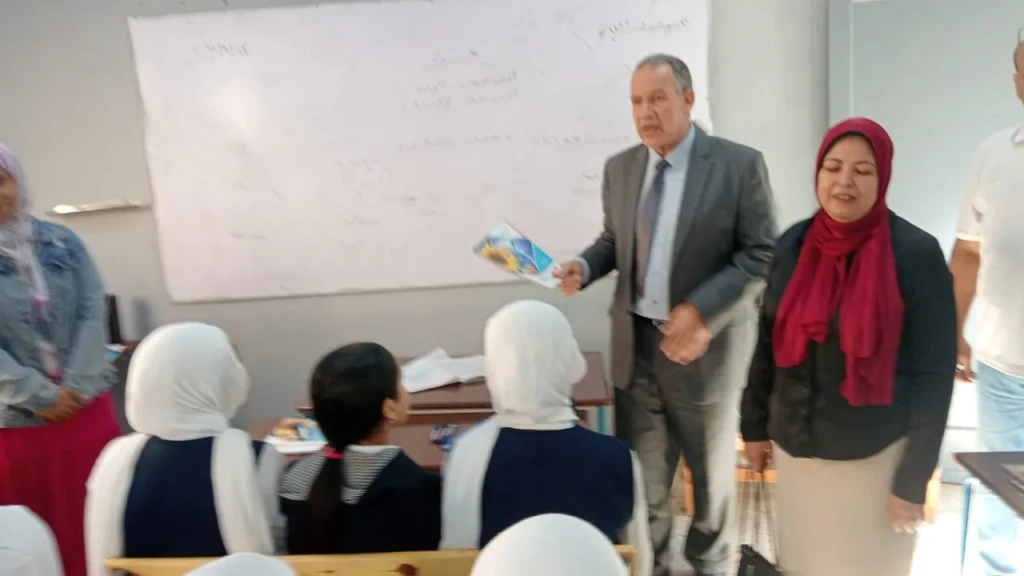 وكيل وزارة التعليم بأسيوط يفاجىء بعض مدارس القوصية للاطمئنان على انتظام الدراسة ويشاركهم طابور الصباح وتحية العلم