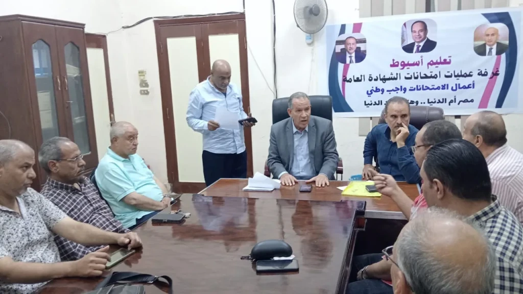 مدير تعليم أسيوط يلتقى مجلس الامناء والاباء لمدرسة طه حنفى المليجى الاعدادية لدعم جهود المشاركة المجتمعية