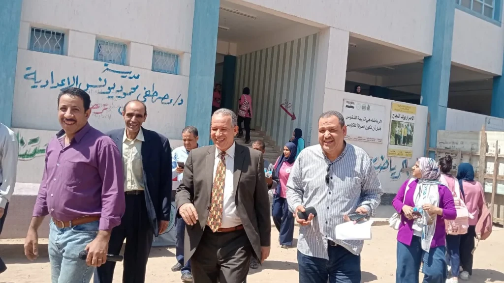 خلال متابعته لمدارس أبوتيج وأسيوط وكيل وزارة تعليم أسيوط يطمئن على طلاب الدمج بالمدارس ويعلن ”مدارس أسيوط دامجة ”