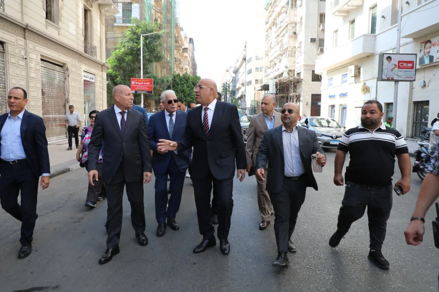 بالصور .. جولة مستشار رئيس الجمهورية للتنمية المحلية ومحافظ القاهرة لتفقد أعمال تطوير منطقة القاهرة الخديوية