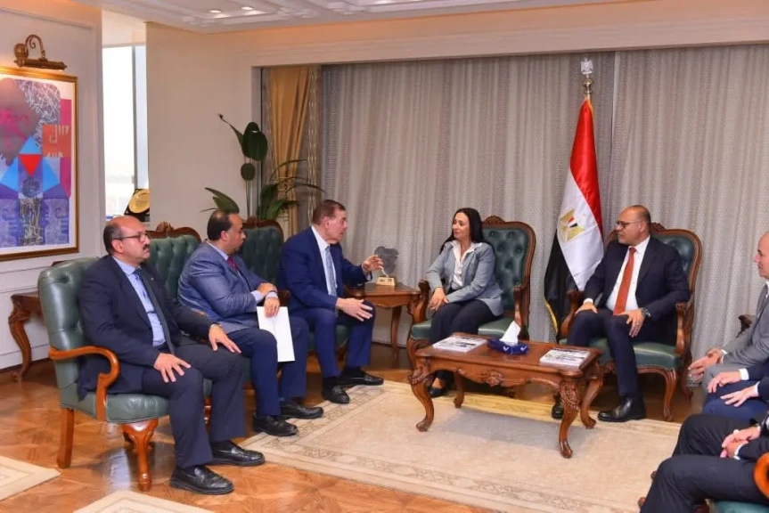 وزارة العمل : تسوية ودية وتعويض لعاملة فقدت طفلتها على ذراعها أثناء عملها