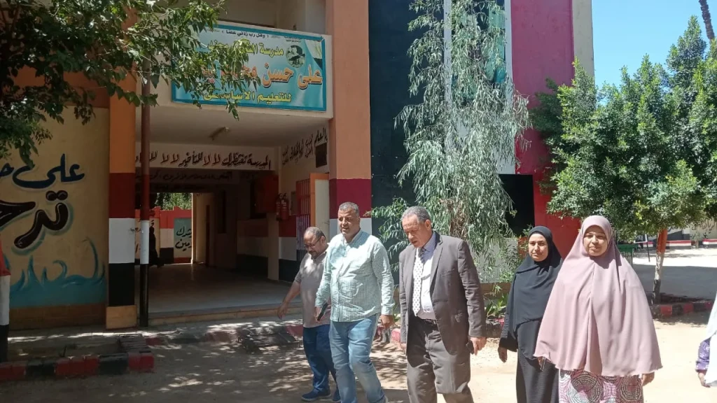 فيها حاجة حلوة.. على هامش زيارته لمدارس ساحل سليم مدير تعليم أسيوط يشيد بالمبادرة الرائدة ” إطعام الطعام ” و” كسوة طالب ” بمدرسة التناغة الغربية تفعيلاً للمشاركة المجتمعية
