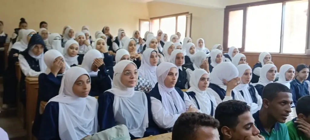 بالصور .. مدارس البدارى ومنفلوط بأسيوط تكثف لقاءاتها التعريفية بنظام البكالوريا للطلاب الجدد