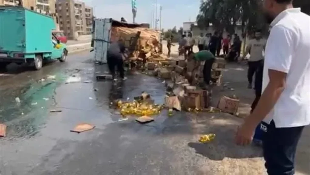 تعطل حركة النقل والمواصلات بسبب انقلاب سيارة نقل محملة بالزيوت بخط”سمنود ـ المنصورة ”