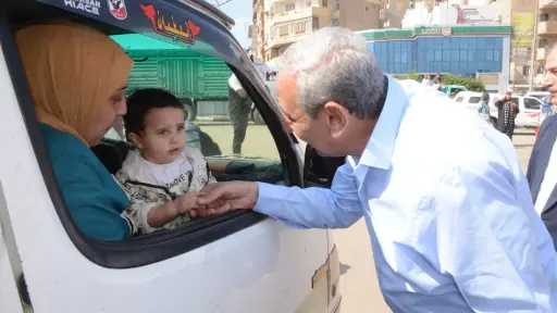 محافظ الغربية يتجول سيرًا على...