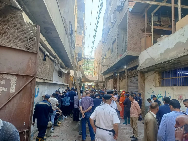 محافظ الغربية يعلن السيطرة على حريق مصبغة بحي أول المحلة وانهيار جزء من المبنى ويوجه لجنة المنشآت بفحص العقارات المجاورة والتضامن الاجتماعي بتقديم الدعم للأسر المتضررة