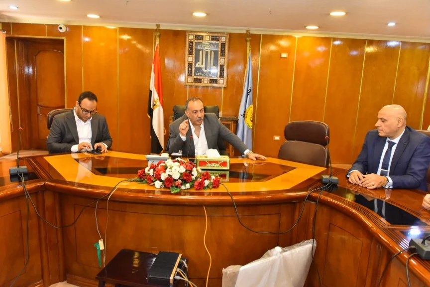 بالصور .. محافظ أسيوط يبحث مع مجموعة من الشباب آليات تطوير جودة الخبز وتنفيذ مشروعات تدريبية وفرص عمل للأسر والشباب