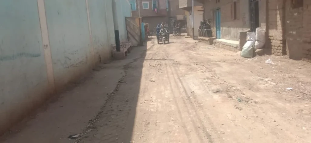 محافظ أسيوط: تمهيد وتطوير الطرق غير المرصوفة بقرية الدوير لتحسين الخدمات للمواطنين