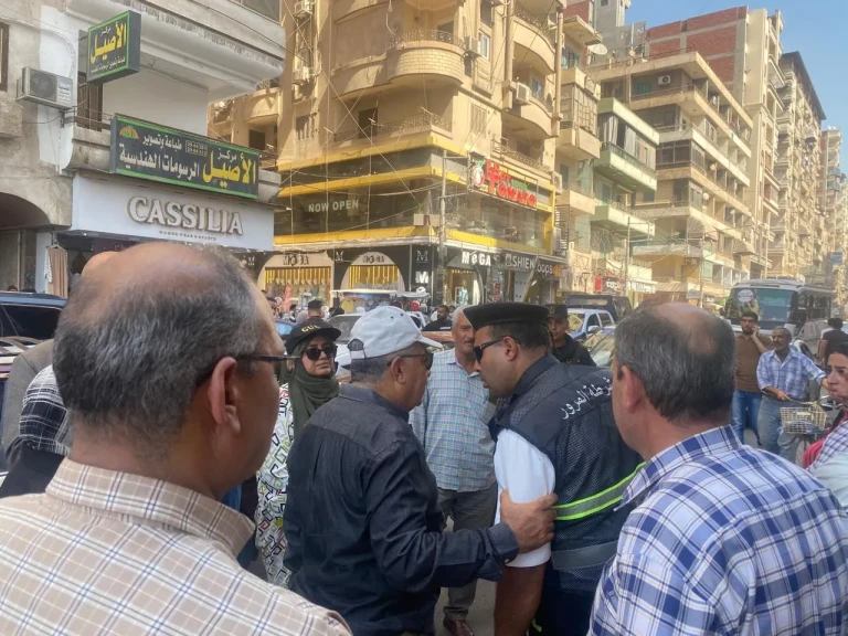 محافظ الدقهلية في جولة مفاجئة بشارع الجلاء سيرا علي الاقدام  للتأكد من رفع الإشغالات والنظافة العامه ويلتقي بالمواطنين
