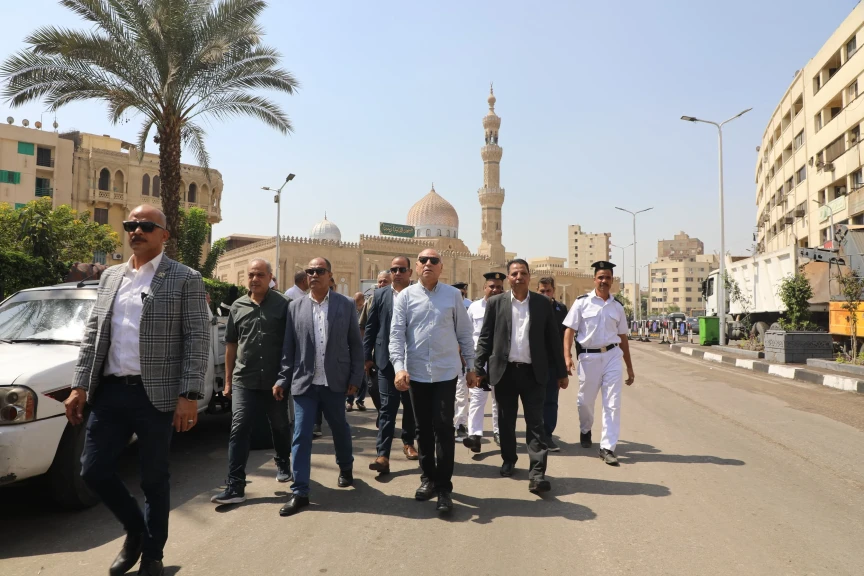 شاهد بالصور .. جولة محافظ القاهرة بحى السيدة زينب
