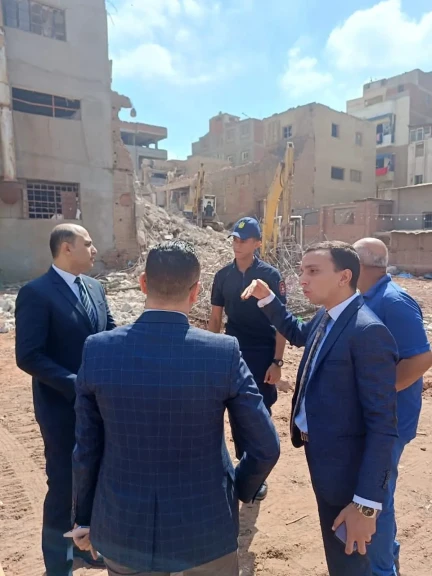 شاهد ..فريق من النيابة الإدارية يعاين موقع مصنع نسيج المحلة المنهار ..صور