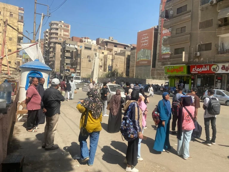 محافظ الدقهلية يفاجئ محطة ”الشيماء” بالترعه ويتجوّل وسط الطلاب منفردًا للتأكد من توافر وسائل النقل ومنع تقسيم الخطوط