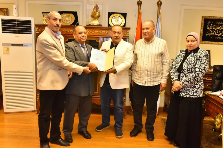 محافظ أسيوط يتسلم خطاب شكر من الأكاديمية المهنية للمعلمين تقديرًا لدعمه المستمر للعملية التعليمية