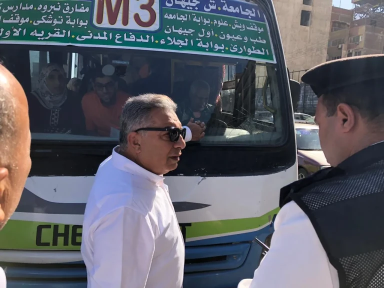شاهد بالصور .. محافظ الدقهلية يتابع حركة السيارات  بشارع المشاية بالمنصورة