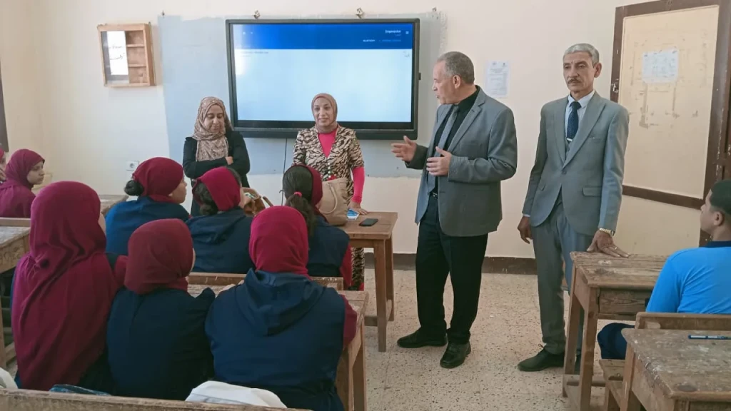 بالصور .. مدير تعليم أسيوط يشارك طلاب مدرسة ريفا الثانوية حصة برمجة وذكاء اصطناعى وتشغيل منصة كيريو اليابانية