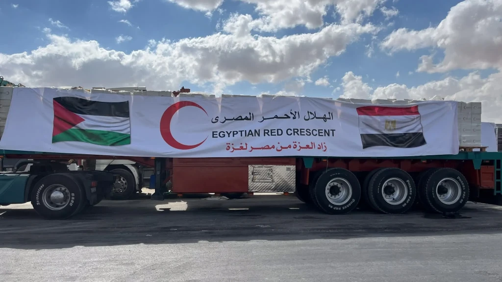 الهلال الأحمر المصري يدفع بـ أطنان من السولار إلى الأشقاء الفلسطينيين عبر قافلة «زاد العزة» الـ 44