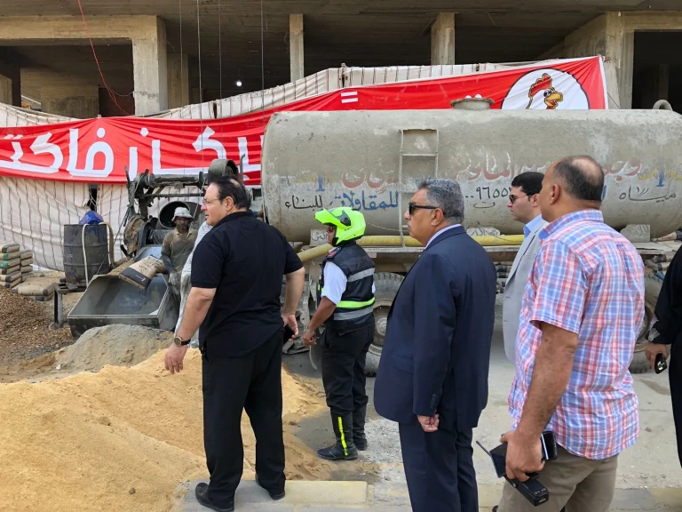 محافظ الدقهلية في جولته الصباحية بمدينة السنبلاوين: - يأمر بالتحفظ على ومصادرة مواد البناء والخلاطة ومقطورة المياه المستخدمة في أعمال البناء بأحد العقارات
