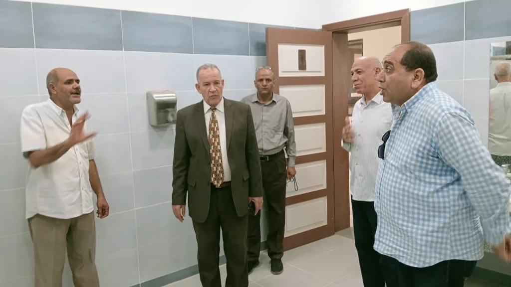 مدير تعليم أسيوط يتفقد أول مدرسة صديقة للبيئة تعمل بالطاقة الشمسية بأبنوب ويشهد طابور الصباح وتحية العلم