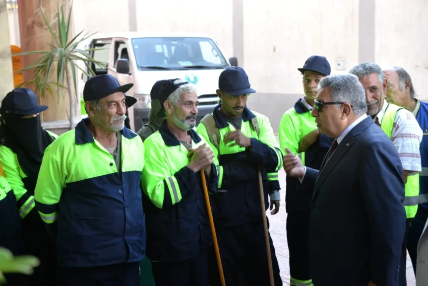 محافظ الدقهلية يلتقي عمال شركة النظافة الجديدة لدعم منظومة النظافة بحي غرب المنصورة