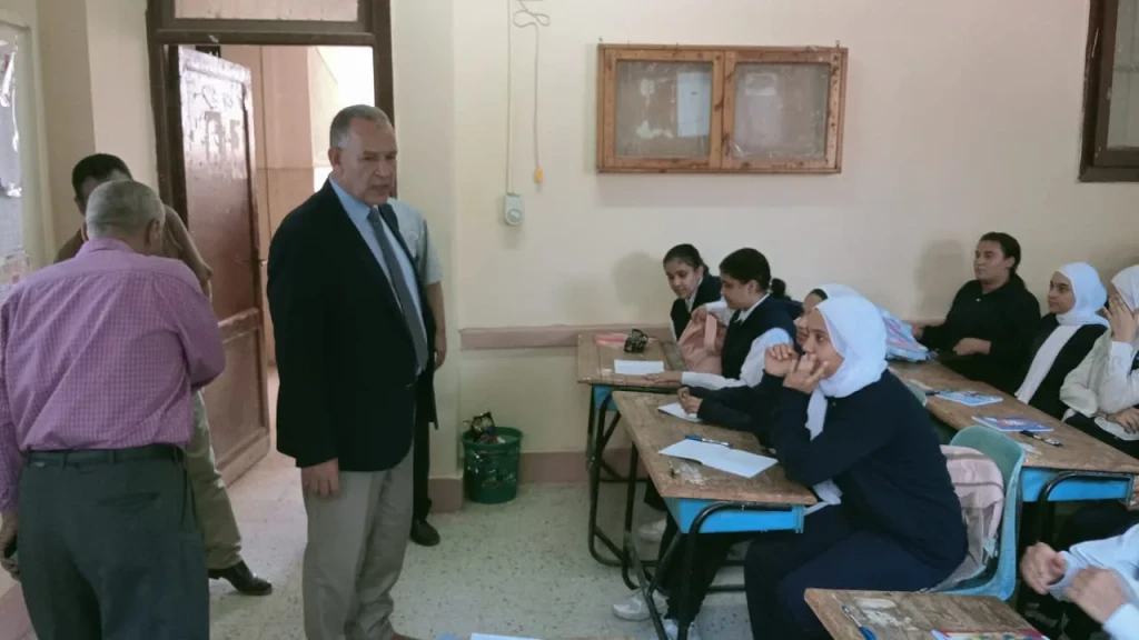 خلال تفقده بعض مدارس صدفا الثانوية .. مدير تعليم أسيوط يشدد على انتظام الطلاب وتطبيق مبدأ الثواب والعقاب