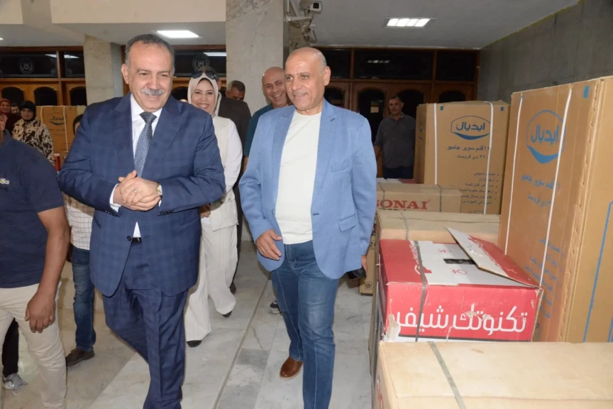 محافظ أسيوط يوزع أجهزة كهربائية وأثاثًا للأسر الأولى بالرعاية بمنطقة المصلى بحي غرب عقب الانتهاء من إعادة تأهيل منازلهم
