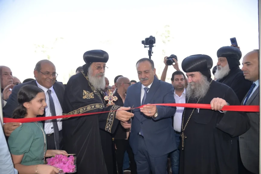 بالصور والتفاصيل .. محافظ أسيوط يشارك قداسة البابا تواضروس في إفتتاح ”نادي الإيمان 2” بالوادي الأسيوطي