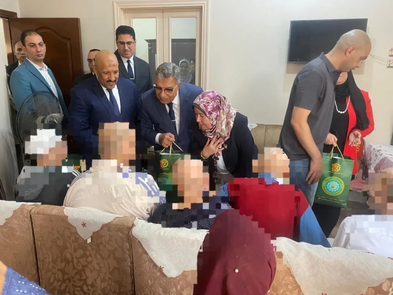 بالصور .. محافظ الدقهلية يتفقد دار التكافل لرعاية كبار السن بالمنزلة بمناسبة اليوم العالمي لكبار السن ... ويقدم الهدايا لهم ويوجه بتوفير الرعاية المتكاملة .