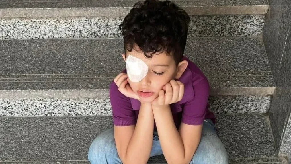 مش هسيب حق ابني.. معلمة تصيب تلميذاً بجرح في القرنية.