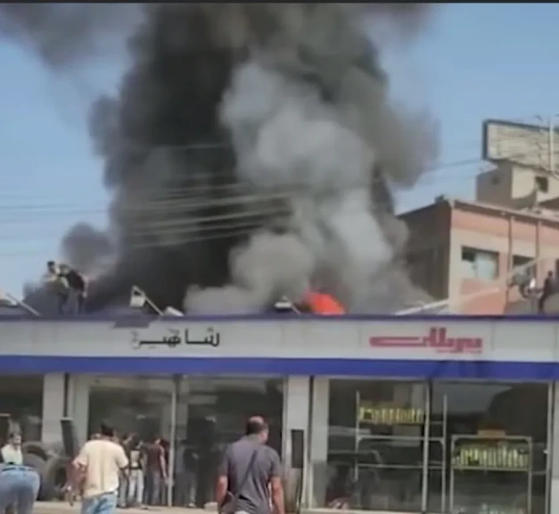 إخماد حريق هائل بمعرض شاهين للكاوتش والبطاريات بطنطا دون إصابات..صور
