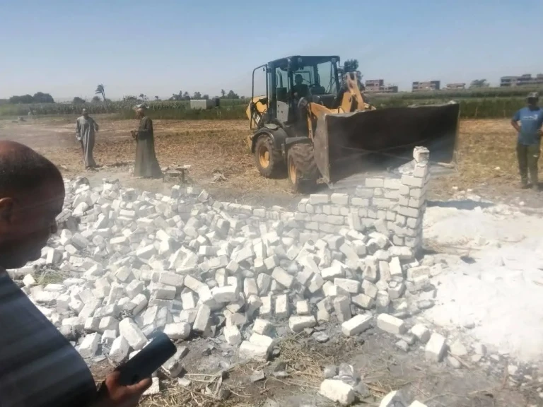 محافظ أسيوط: إزالة 50 حالة تعدي واسترداد 760 فدان أملاك دولة ضمن المرحلة الثالثة من الموجة الـ27