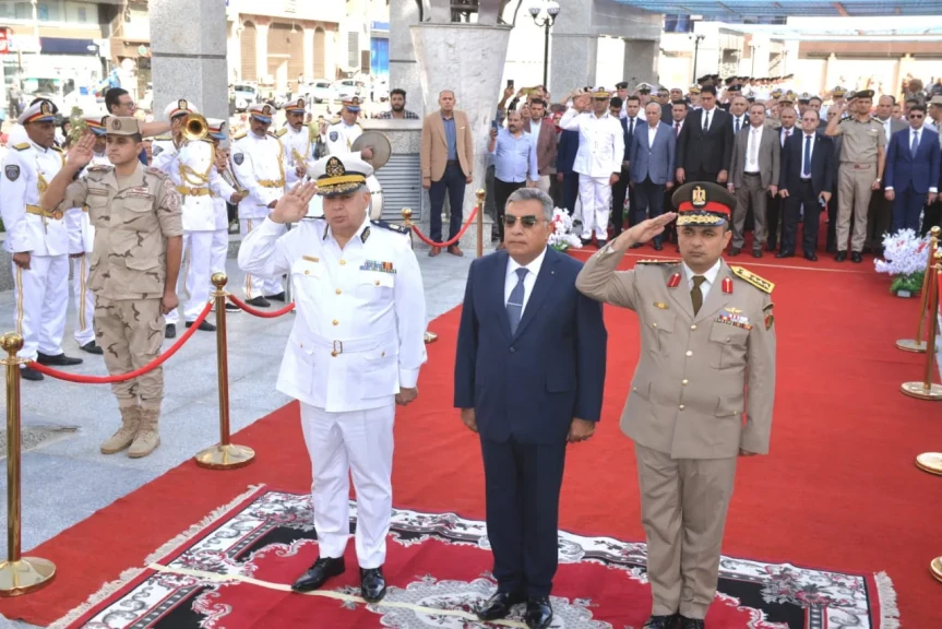 بالصور .. محافظ الدقهلية يضع اكليل الزهور على النصب التذكاري للشهداء احتفالا بذكرى انتصارات أكتوبر المجيدة