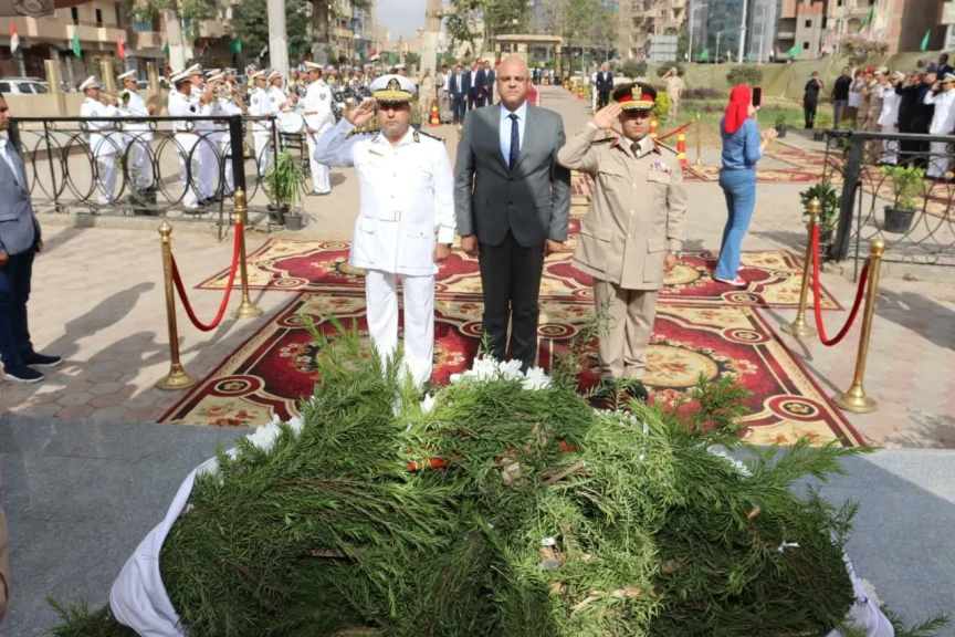 في الذكرى الـ52 لنصر أكتوبر المجيد.. محافظ القليوبية يضع إكليل الزهور على النصب التذكاري للجندي المجهول بمدينة بنها بحضور مدير الأمن احتفالًا بأعياد أكتوبر المجيدة