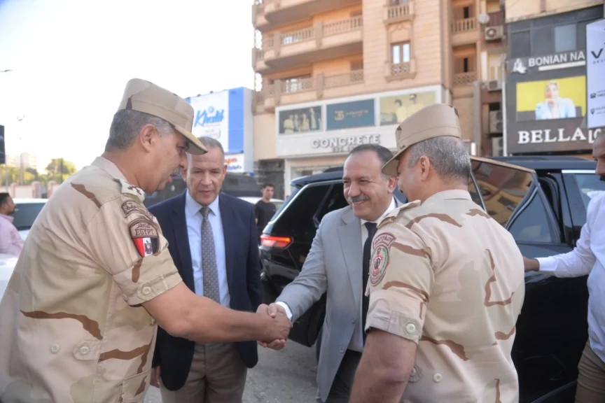 بالصور .. محافظ أسيوط يشهد احتفالات مدرسة ناصر العسكرية بذكرى انتصارات أكتوبر ويضع إكليل الزهور على النصب التذكاري
