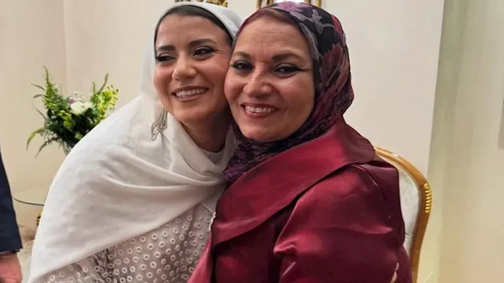 عندها فرط حركة ...هبة قطب تكشف عن سبب حركة ابنتها اللافتة في حفل زفافها