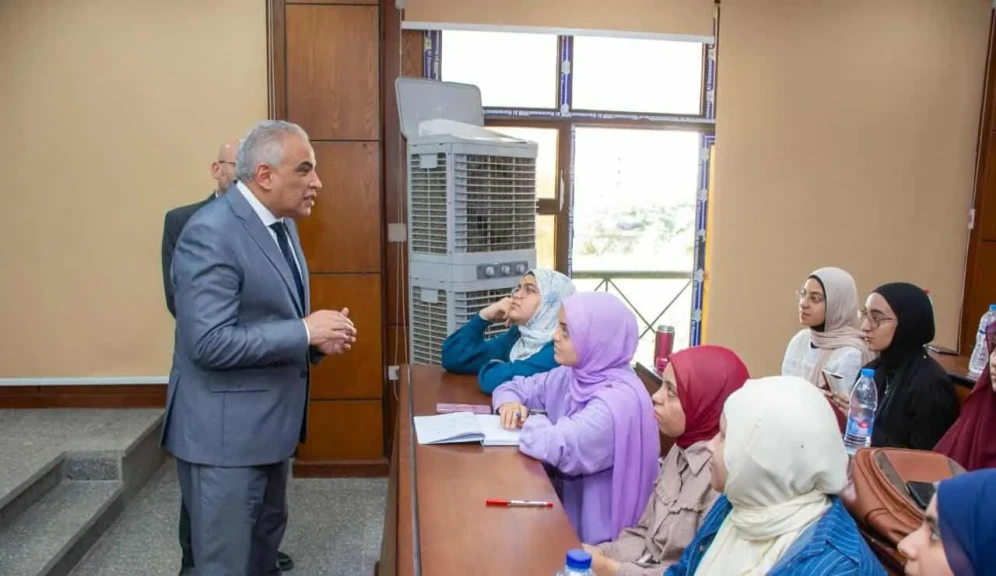 الدكتور محمد حسين يتابع انتظام الدراسة ويلتقي الطلاب الجدد بجامعة طنطا الأهلية