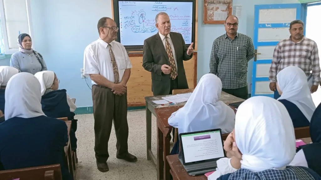 مدير تعليم أسيوط يتفقد المدرسة الثانوية بموشا ويتابع تسليم التابلت للطلاب والتسجيل بمنصة كيريو للبرمجة والذكاء الاصطناعى